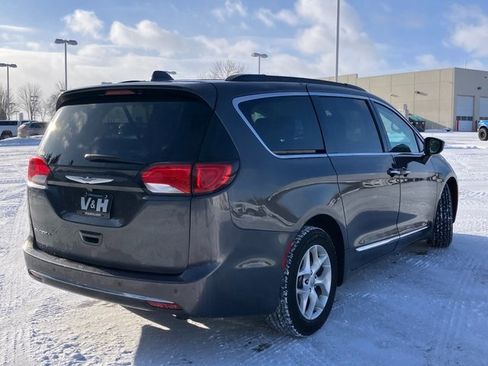 Used 2017 Chrysler Pacifica Touring-L w/ Tire & Wheel Group image 25