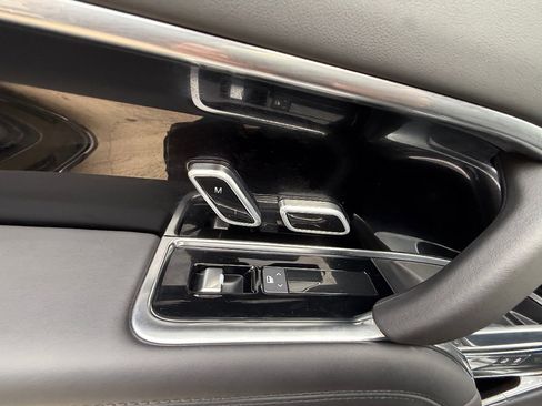 Used 2025 Land Rover Range Rover Long Wheelbase SE image 24