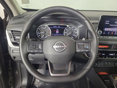 Used 2025 Nissan Rogue SV FWD image 11