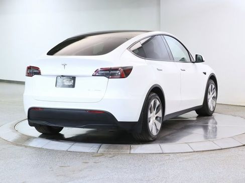 Used 2021 Tesla Model Y Long Range image 12