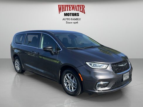 Used 2023 Chrysler Pacifica Touring-L FWD image 7