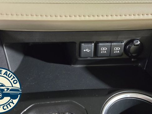 Used 2021 Toyota Highlander XLE image 19