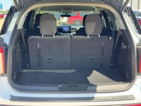 Used 2023 Ford Explorer XLT image 4