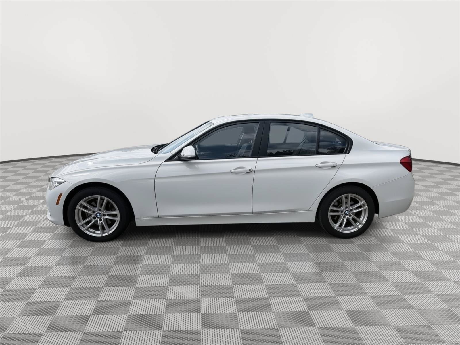 Used 2018 BMW 320i xDrive Sedan AWD/4WD image 6