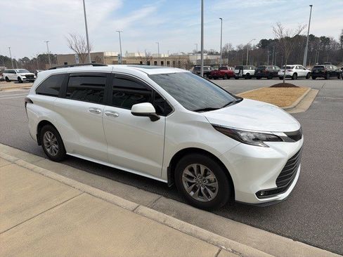 Used 2025 Toyota Sienna XLE image 17