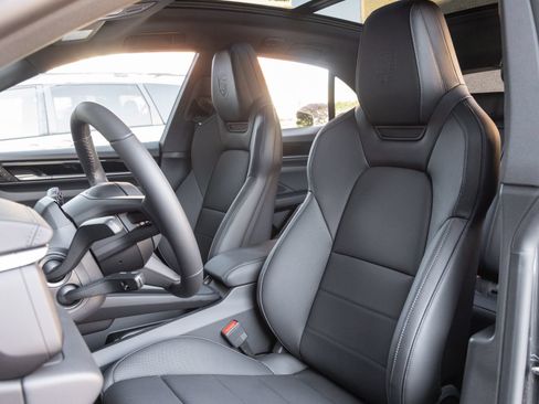 Certified 2026 Porsche Macan 4 Electric AWD/4WD image 5