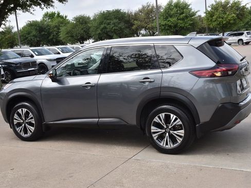 Used 2021 Nissan Rogue SV w/ Premium Package image 11