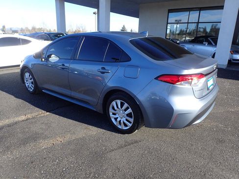 Used 2020 Toyota Corolla LE FWD image 3