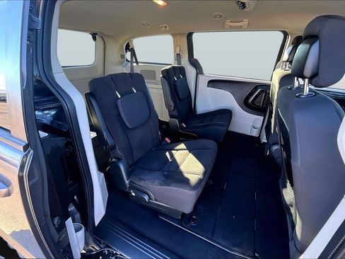 Used 2018 Dodge Grand Caravan SE w/ UConnect Hands-Free Group image 25