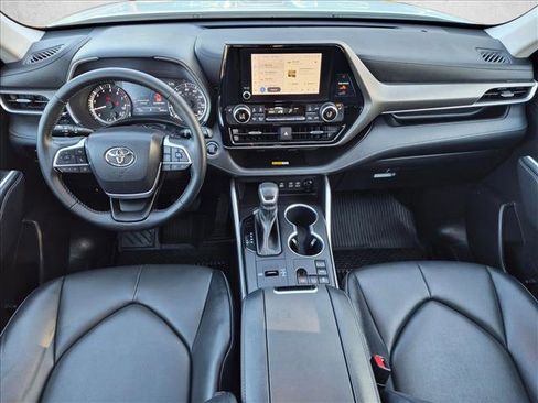 Used 2023 Toyota Highlander XLE FWD image 17