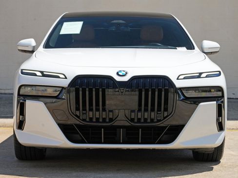 Used 2023 BMW 740i w/ Parking Assistance Package RWD image 7