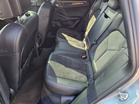 Used 2021 Porsche Macan Premium Pkg w/ Premium Package image 24