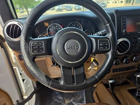 Used 2015 Jeep Wrangler Unlimited Rubicon w/ Connectivity Group AWD/4WD image 16