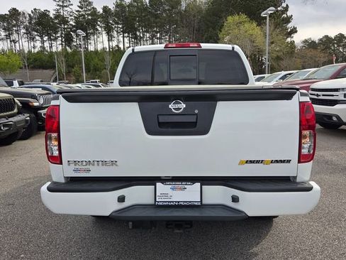 Used 2018 Nissan Frontier SV image 5