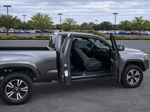 Used 2016 Toyota Tacoma TRD Sport w/ Towing Package RWD image 8