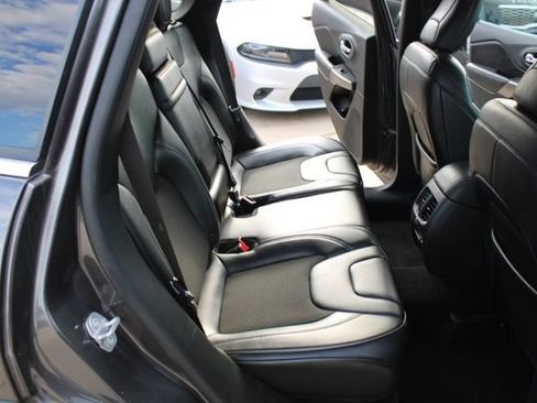 Used 2019 Jeep Cherokee Latitude Plus w/ Comfort/Convenience Group FWD image 47