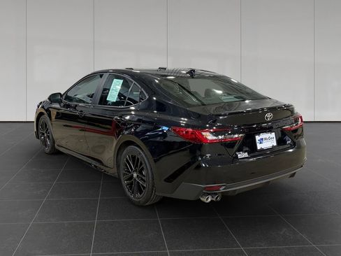 Used 2025 Toyota Camry SE image 3