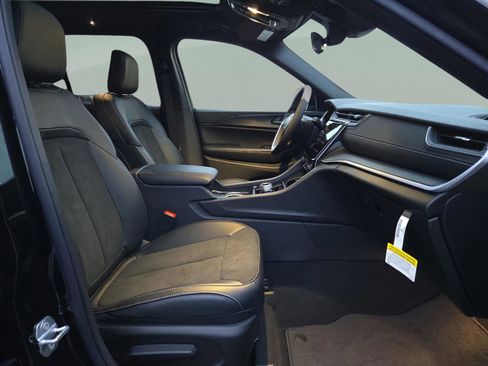 New 2025 Jeep Grand Cherokee Altitude image 32