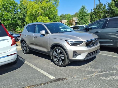 Used 2024 Volvo XC40 B5 Plus w/ Protection Package Premier AWD/4WD image 2