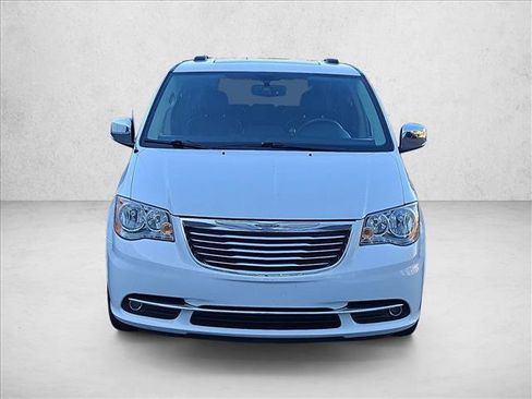 Used 2016 Chrysler Town & Country Touring-L FWD image 2
