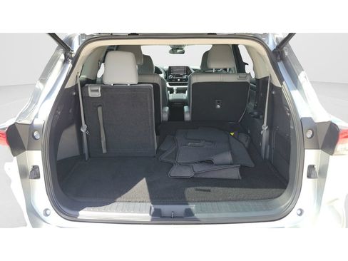 Used 2022 Toyota Highlander XLE FWD image 11