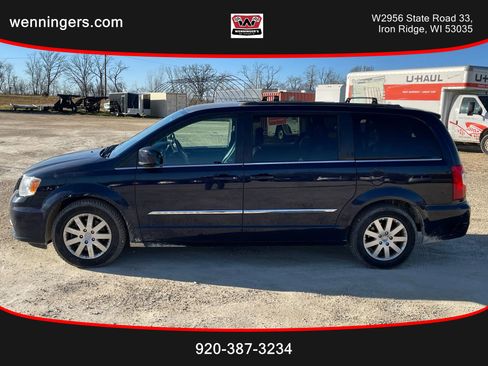 Used 2015 Chrysler Town & Country Touring image 1