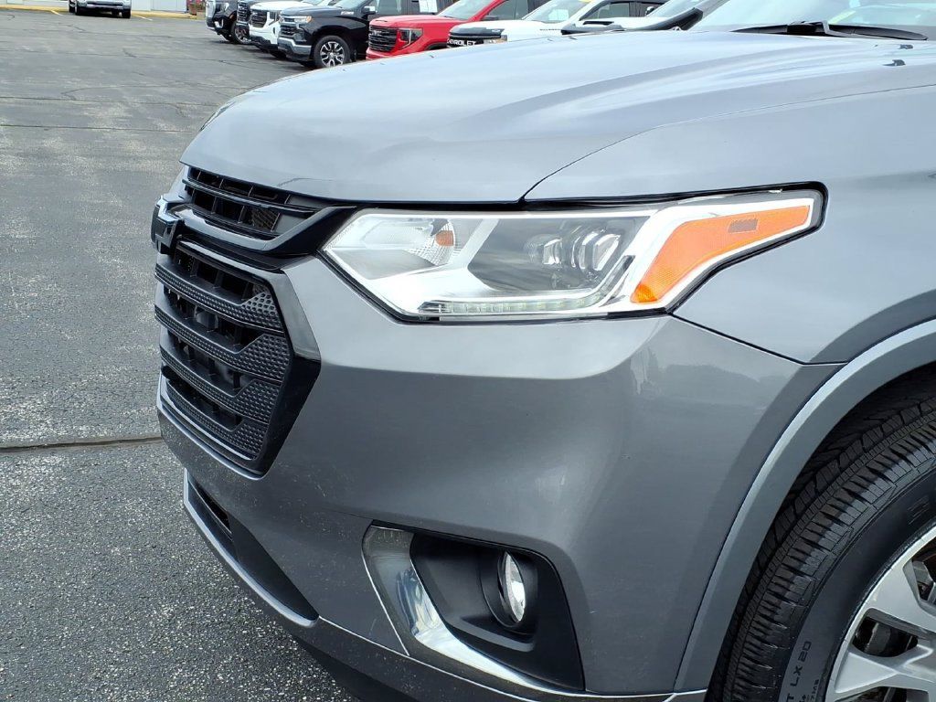 Used 2020 Chevrolet Traverse Premier w/ LPO, Blackout Package FWD image 5