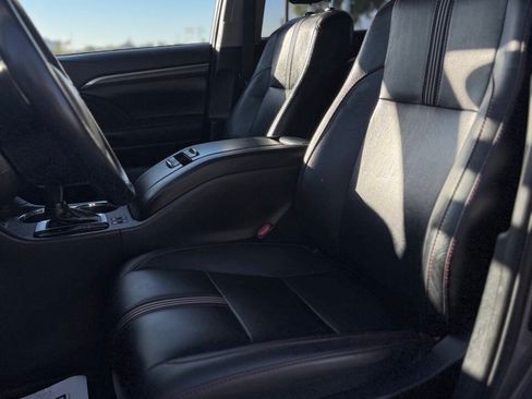 Used 2019 Toyota Highlander SE FWD image 14