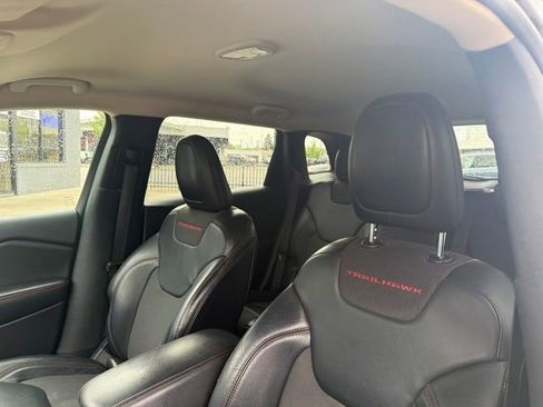 Used 2017 Jeep Cherokee Trailhawk w/ Cold Weather Group AWD/4WD image 15