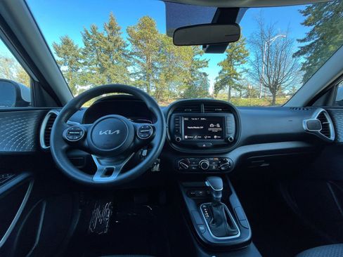 Used 2025 Kia Soul LX w/ LX Technology Package FWD image 33