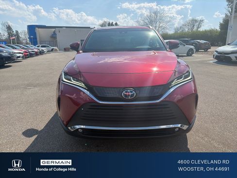 Used 2024 Toyota Venza XLE image 2