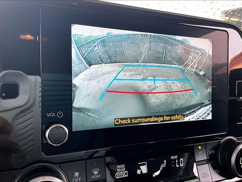Used 2025 Toyota Highlander LE FWD image 14