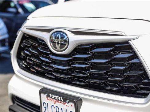 Certified 2024 Toyota Highlander LE FWD image 11