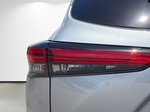 Used 2021 Toyota Highlander XLE AWD/4WD image 10
