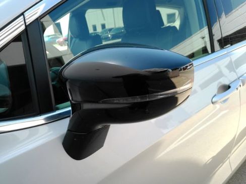 Used 2024 Chrysler Pacifica Limited FWD image 17