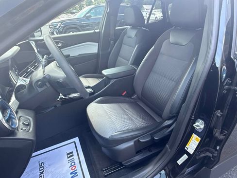 Used 2025 Chevrolet Trax LT FWD image 18