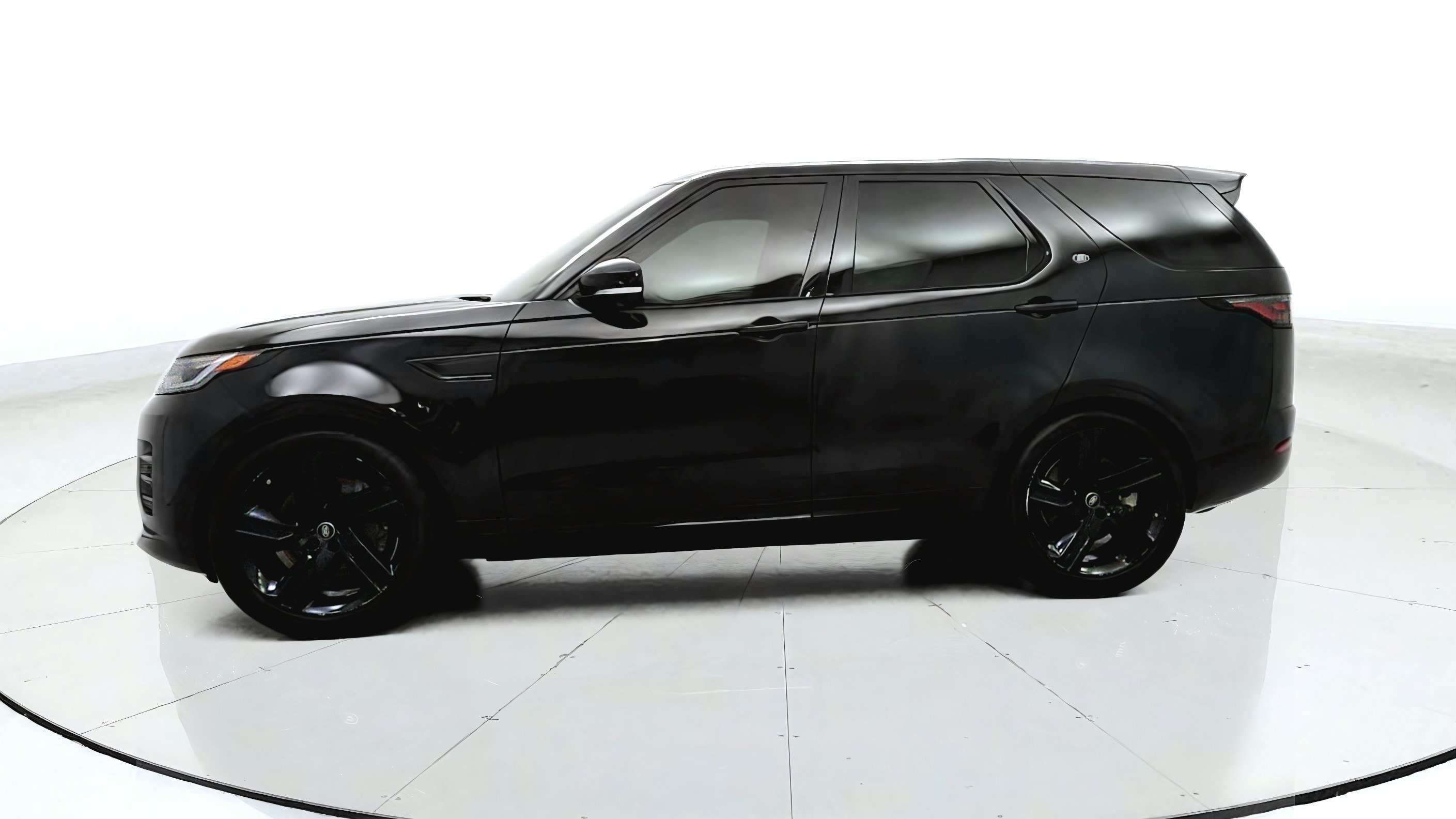 Used 2024 Land Rover Discovery Dynamic SE AWD/4WD image 4