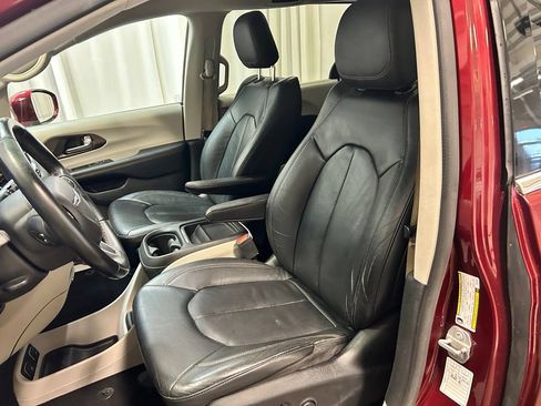 Used 2018 Chrysler Pacifica Touring-L FWD image 5