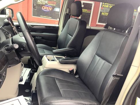 Used 2015 Chrysler Town & Country Touring image 10