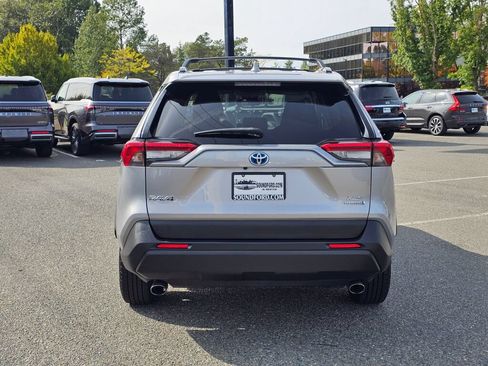 Used 2021 Toyota RAV4 XLE AWD/4WD image 6