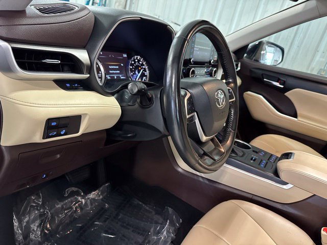 Used 2022 Toyota Highlander XLE AWD/4WD image 41