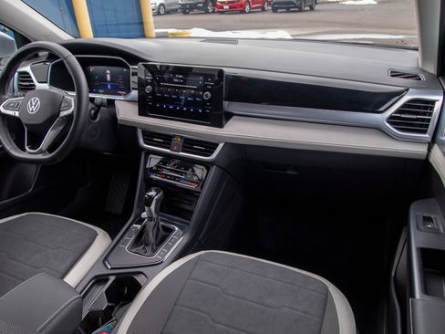 Used 2025 Volkswagen Taos SE image 29