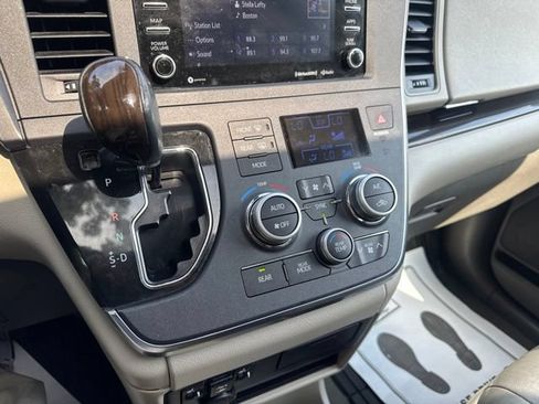 Used 2019 Toyota Sienna XLE FWD image 22