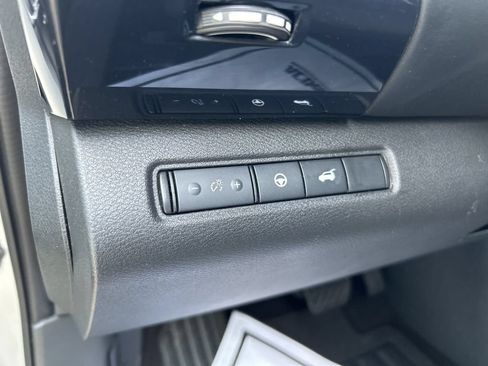 Used 2025 Nissan Pathfinder SV FWD image 18