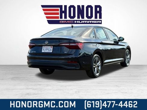 Used 2024 Volkswagen Jetta SE image 3