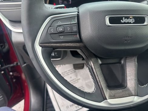 Used 2023 Jeep Grand Cherokee Limited w/ Black Appearance Package AWD/4WD image 17