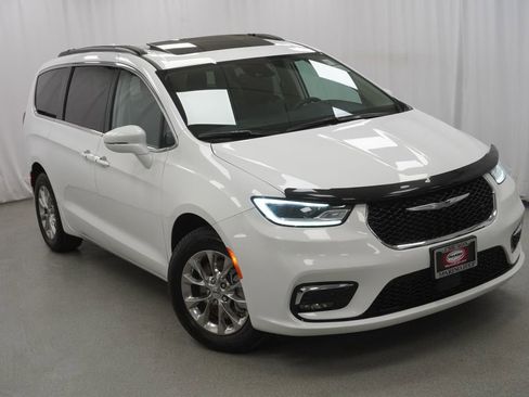 Used 2022 Chrysler Pacifica Touring-L AWD/4WD image 9