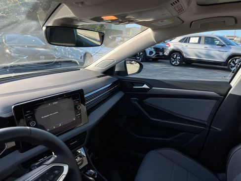 Used 2025 Volkswagen Jetta SE image 35