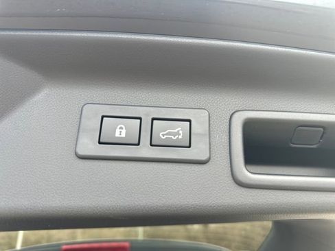 Used 2025 Subaru Forester Limited w/ Popular Package image 22