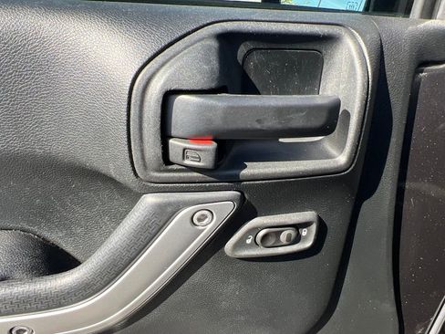 Used 2017 Jeep Wrangler Unlimited Sahara w/ Connectivity Group AWD/4WD image 23